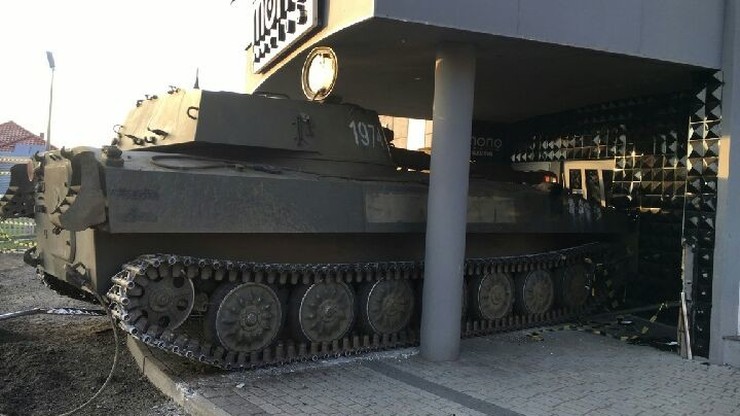 Samobieżną haubicą w dyskotekę. Nietypowy wypadek koło Bydgoszczy