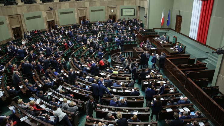 Sondaż: PiS z 35 proc. poparciem. PO - 21 proc.