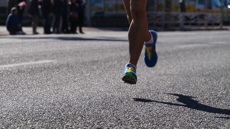 Mandat za załatwienie potrzeby w krzakach. Mistrz świata przestrzega uczestników maratonu