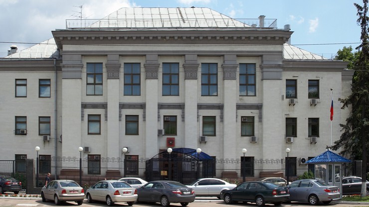 "Rosyjskie świnie, nie chcemy was tutaj". Ambasada Rosji w Kijowie ostrzelana fajerwerkami