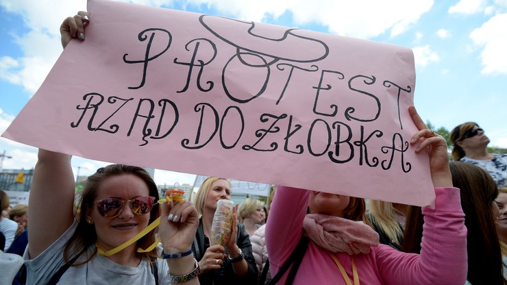 "Rząd do żłobka". Przeciwnicy zmian w opiece nad małymi dziećmi manifestują w stolicy