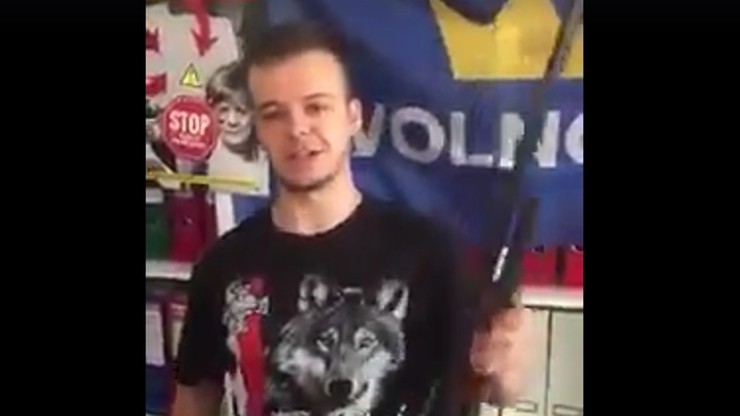 Zaprosił imigrantów na polskie plaże, ze strzelbą w ręku. Działacz partii Wolność wywołał burzę w internecie