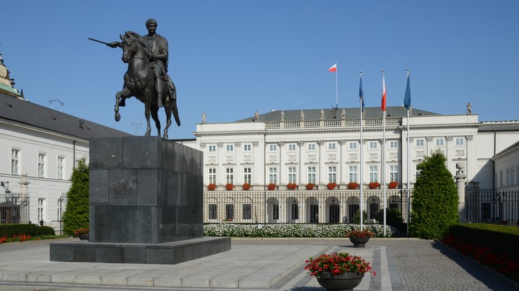 Ustawy o obrocie ziemią rolną i podatku od marketów także podpisane