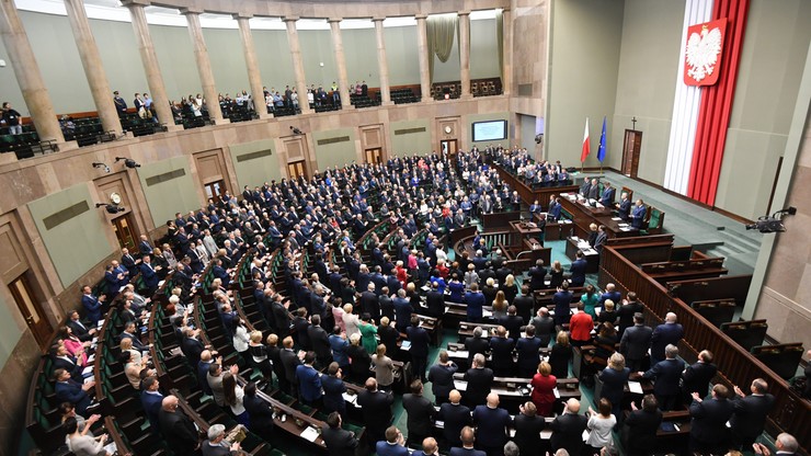 48 proc. Polaków dobrze ocenia prezydenta. Połowa badanych ma negatywną opinię o rządzie Beaty Szydło