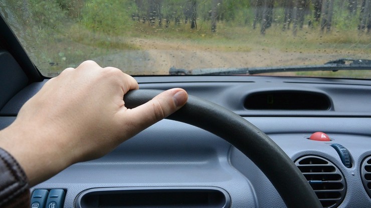 15-latek kupił auto i ukrywał je w lesie. Dla randki z kobietą poznaną w internecie