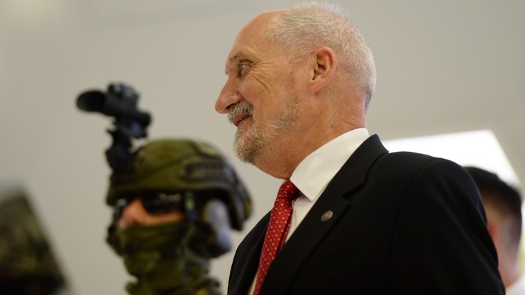 Szef MON: możliwy podział zamówienia ws. śmigłowców