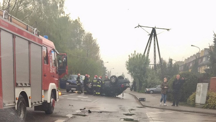 Dachowanie na ulicy w Józefosławiu niedaleko Warszawy