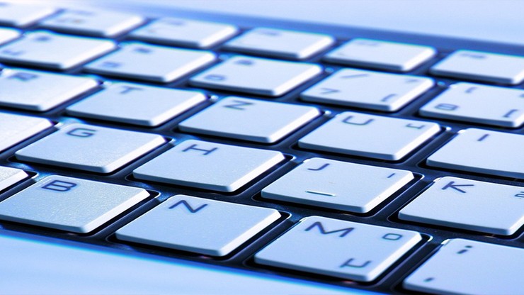 Oszukał w internecie ponad tysiąc osób. Grozi mu 5 lat więzienia