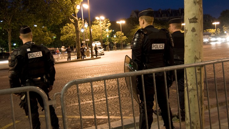 Spalone samochody, zniszczone radiowozy - zamieszki pod Paryżem po brutalnej akcji policji