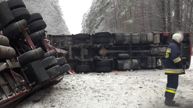 Przewrócony tir zablokował drogę wojewódzką niedaleko Narola (Podkarpackie)