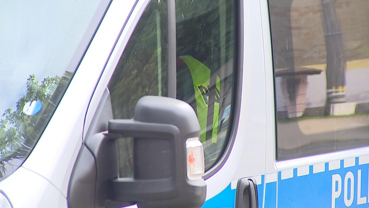 Policjant wyciąga broń i mierzy w filmującego go mężczyznę. "Działał zgodnie z prawem"