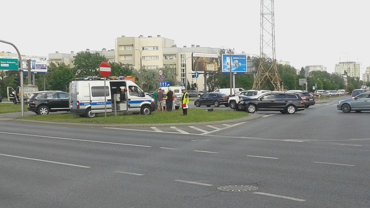 Kolizja na warszawskiej ulicy. Chwila nieuwagi i doszło do kontaktu