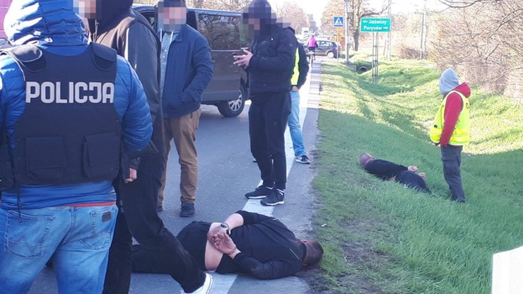 Groźby i próba najechania na policjanta samochodem. Areszt dla złodziei aut