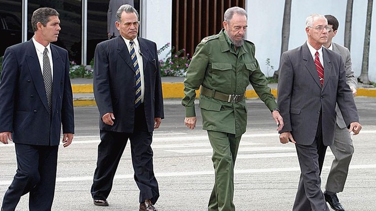 Ładunek wybuchowy w muszli lub skażony skafander. Ujawniono, jak USA planowały zabić Fidela Castro
