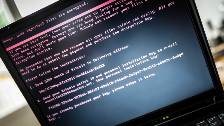 "Może mieć wpływ na bezpieczeństwo cybernetyczne kraju i naszych możliwości obronnych". Macierewicz o cyberataku