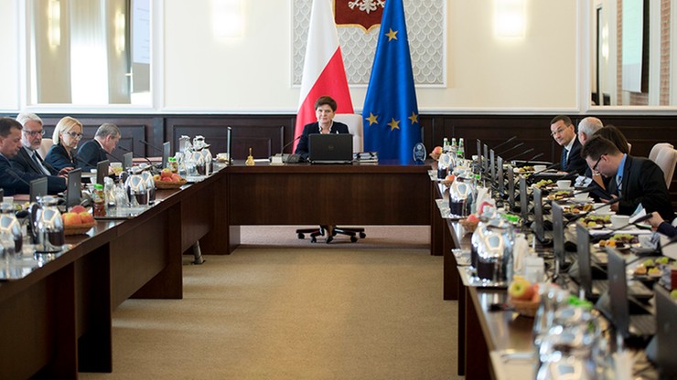 Rok po zwycięstwie PiS. Rządzący chwalą się spełnianymi obietnicami; opozycja zarzuca, że to na kredyt