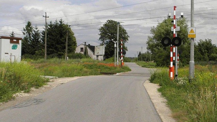 Nie miała prawa jazdy, wiozła dzieci. Wjechała pod pociąg