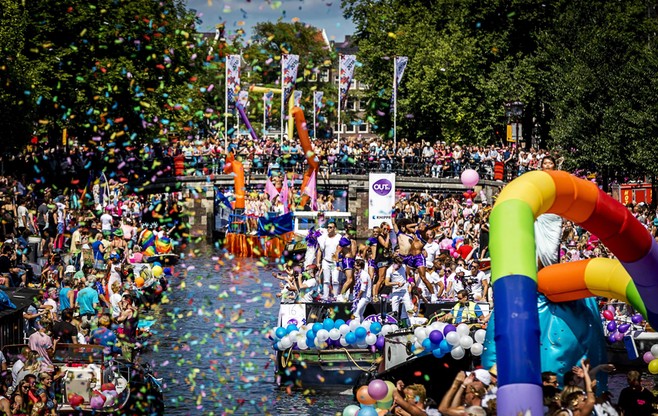 Parada gejów w Amsterdamie. Wśród uczestników Conchita Wurst i unijna komisarz