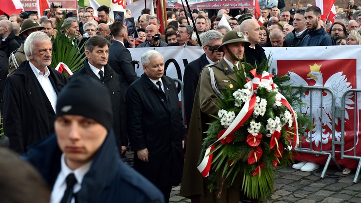 "Przed sześcioma laty na Wawelu spoczęły dwie trumny". Obchody 6. rocznicy pogrzebu Lecha i Marii Kaczyńskich