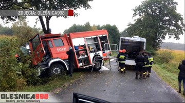 24-09-2017 22:31 Jechali na pomoc, rozbili się na drzewie. Groźny wypadek strażaków