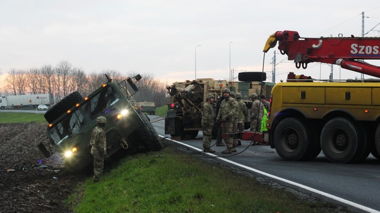 Amerykańscy żołnierze zakopali się ciężarówką w polu. Przyjechał wojskowy holownik i... przewrócił się