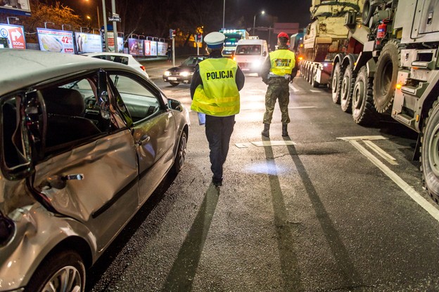 Zderzenie kolumny transportującej czołg z autem osobowym