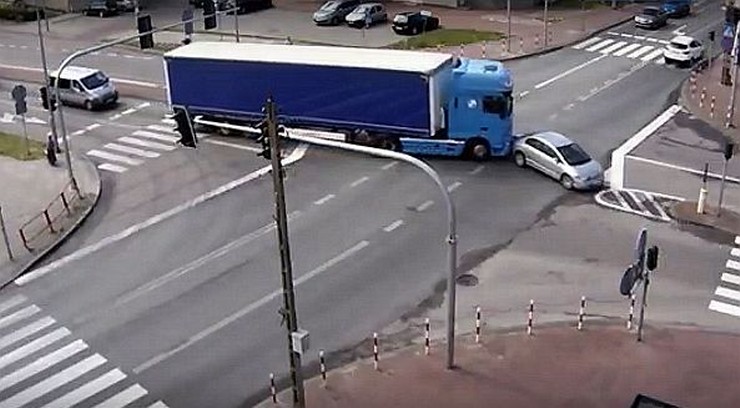 Osobowa honda zajechała drogę ciężarówce. Kierowca tira "przepchnął" ją przez skrzyżowanie