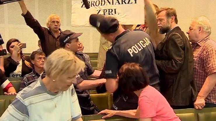 Zarzuty dla mężczyzny, który próbował odebrać broń policjantowi w Sądzie Najwyższym