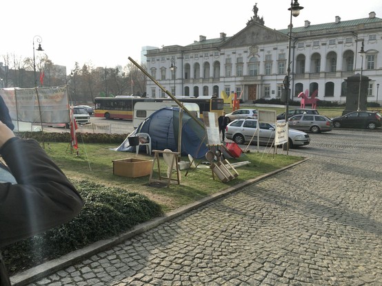 Miasteczko namiotowe przed gmachem sądu. Prezes SN interweniuje
