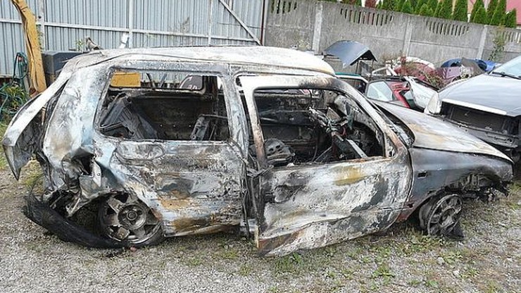 Po wypadku zostawili koleżankę w rowie i podpalili auto. 19-latka zmarła