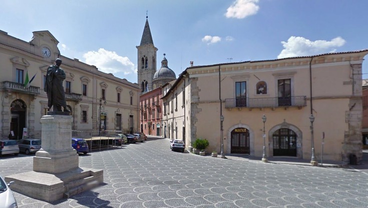 Odśnieżył plac na własny koszt. Ukarano go grzywną