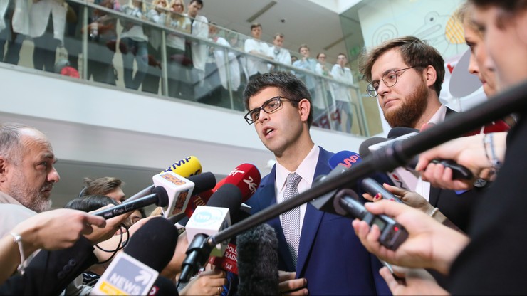 "Lekarz rezydent powinien zarabiać 1,05 średniej krajowej od teraz". Protestujący chcą przyspieszenia podwyżek planowanych przez Radziwiłła
