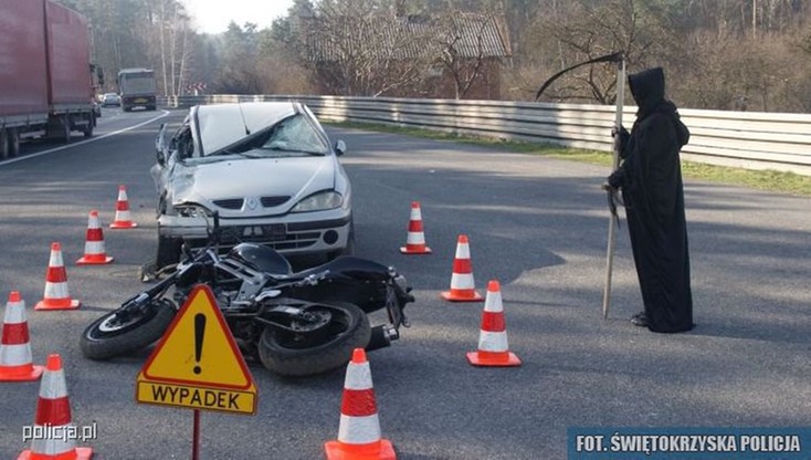 Śmierć z kosą i rozbity samochód. Kolejna akcja policji