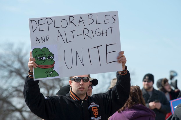 Zwolennik Trumpa na marszu w Minnesocie