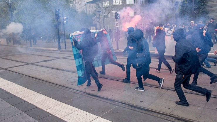 "F jak faszyzm, N jak nazizm". Manifestacja przeciw Frontowi Narodowemu w Paryżu