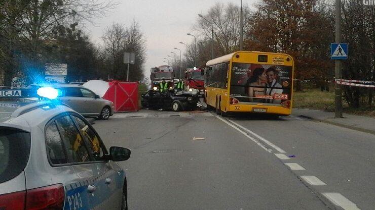 Zderzenie autobusu miejskiego z samochodem osobowym. Jedna osoba nie żyje