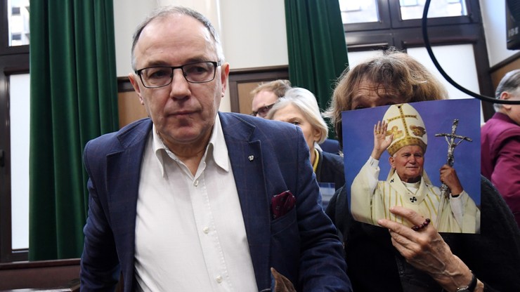 "Święty Janie Pawle II, módl się za polskie sądownictwo". Sprawa zniszczenia rzeźby papieża warunkowo umorzona