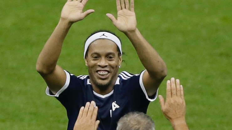 Cyrkowa asysta Ronaldinho. Tego się nie zapomina! (WIDEO)