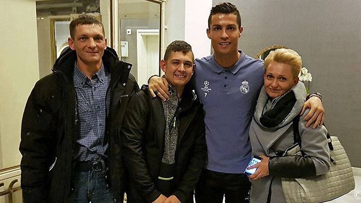 Ronaldo spotkał się w Warszawie z kibicem, któremu opłacił rehabilitację