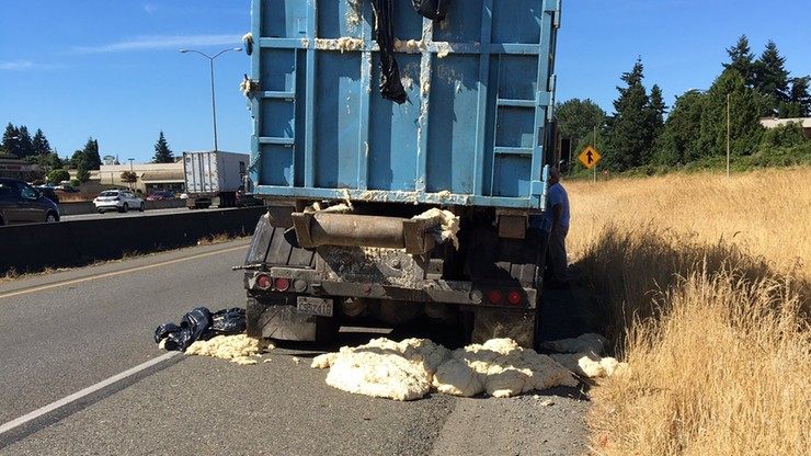 Drożdżowa "paka". Ciężarówka jechała, a ciasto rosło. Wylało się na autostradę