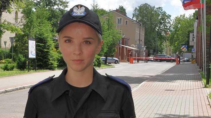 Pieniądze na ulicy. Spadły z dachu auta, a pozbierała je policjantka