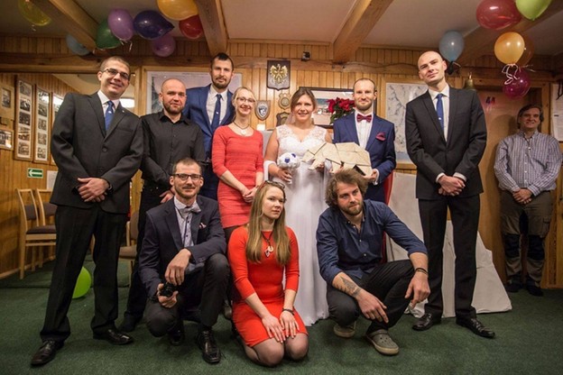Pamiątkowe zdjęcie pary młodej i polarników.
