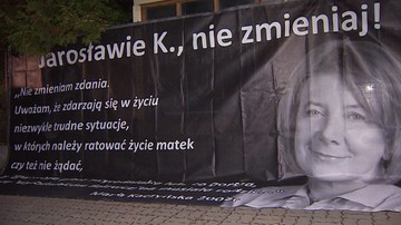 13-10-2016 19:06 Protest przed domem Jarosława Kaczyńskiego. Na plakacie m.in. słowa Marii Kaczyńskiej