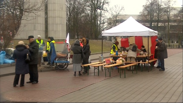 Manifestacja poparcia dla posłów opozycji