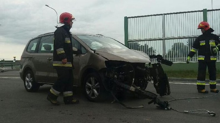 Zderzenie samochodów w Malborku. Silnik wypadł i koziołkował po ulicy i chodniku