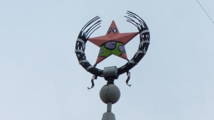 Nad miastem, w kąpielówkach. Radziecki symbol przebrany za bohatera amerykańskiej kreskówki
