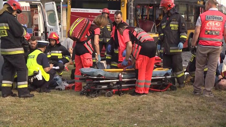Zderzenie autobusu z tramwajem w Warszawie. Są poszkodowani, w tym dzieci