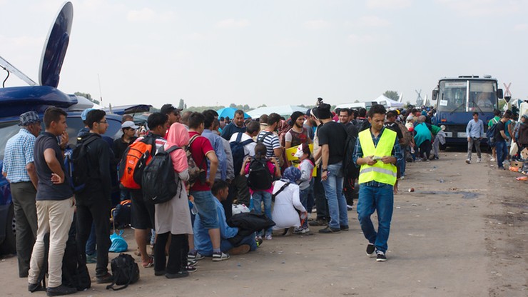 Postawiono zarzuty węgierskiej reporterce, która kopała imigrantów