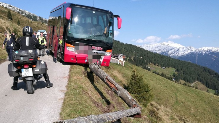 Kierowca autobusu zemdlał za kierownicą. Pasażer uratował jadących przed wpadnięciem w przepaść