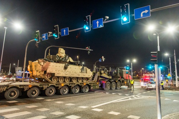 Zderzenie kolumny transportującej czołg z autem osobowym